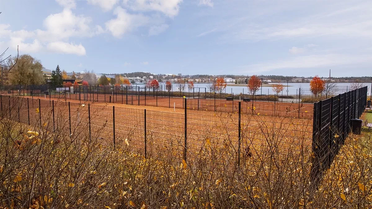 Tekonurmikentän aidoitus ja asennus