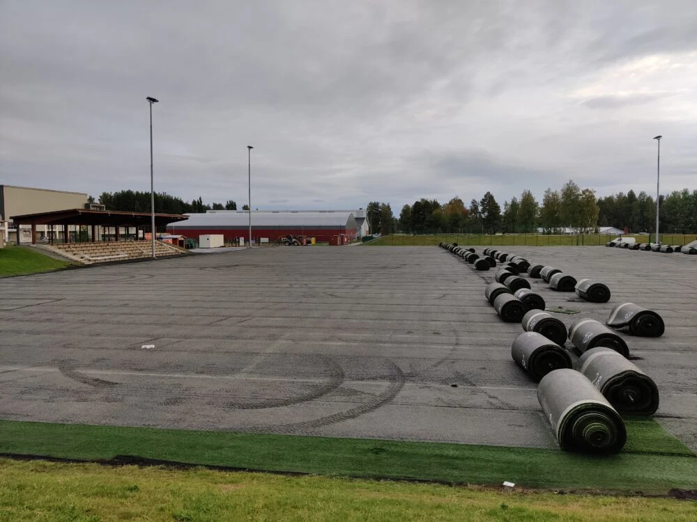 Tekonurmikentän huolto- ja siirtotyöt