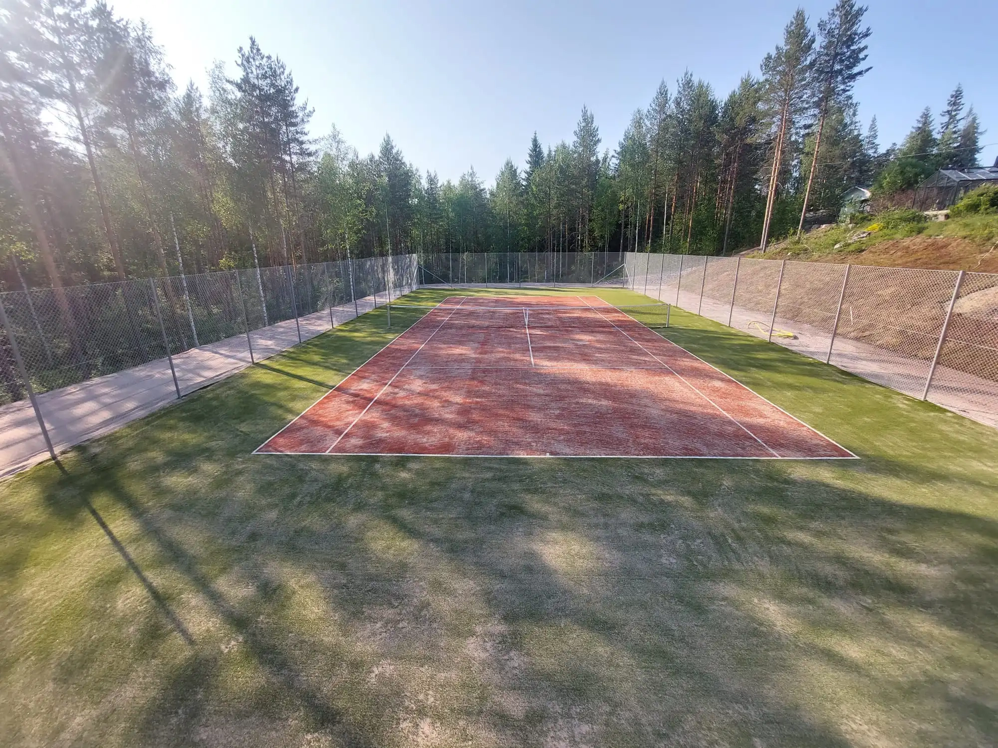 Tenniskenttä ja aidoitus Suomenniemi