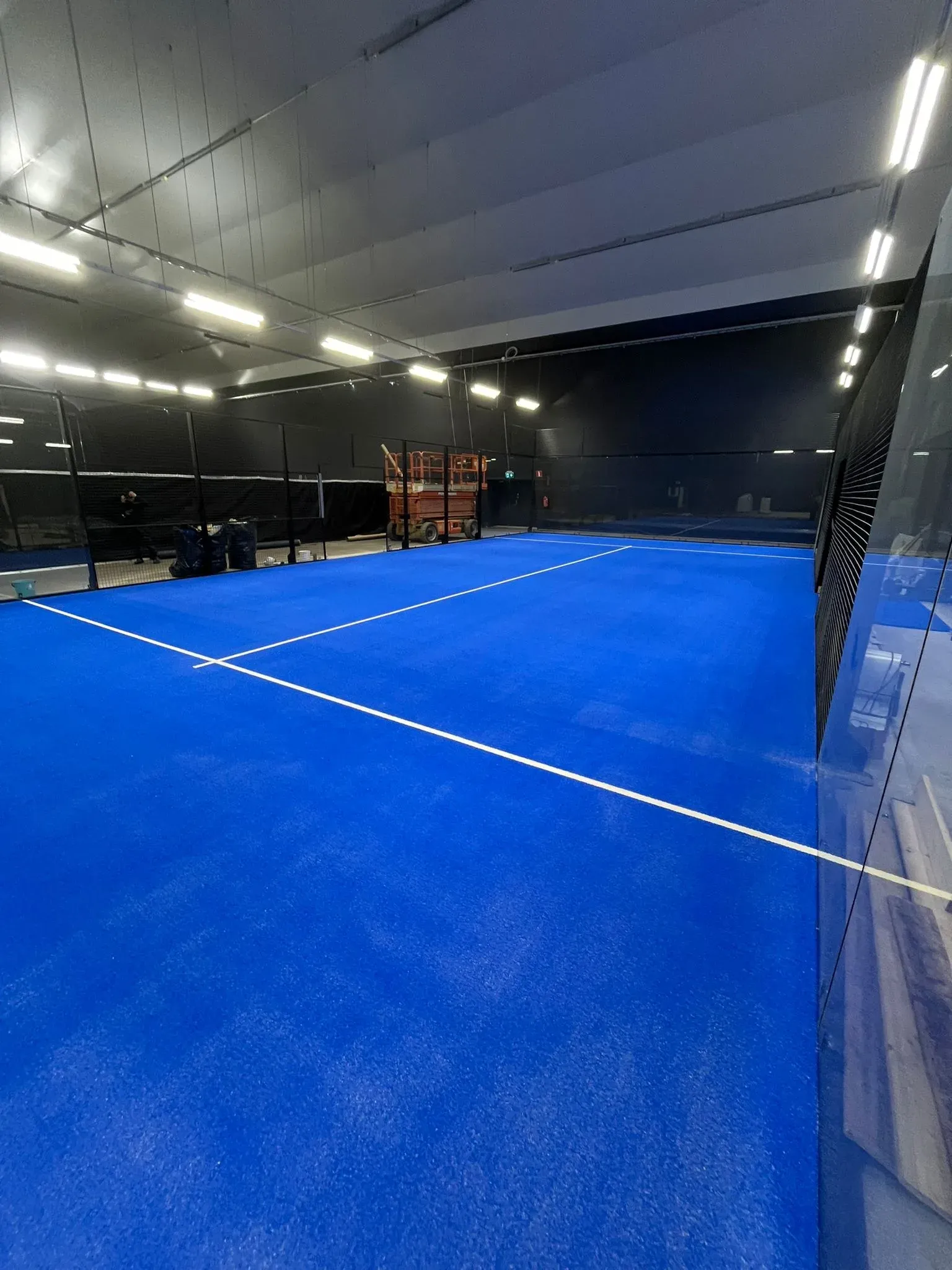Huollettu padel-kenttä