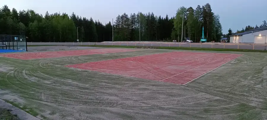Tekonurmitenniskentän huolto